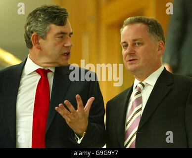 Il cancelliere britannico Gordon Brown (a sinistra) con il primo ministro scozzese Jack McConnell al Parlamento scozzese a Edimburgo. Foto Stock