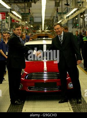 Gordon Brown visite Cowley impianto Foto Stock