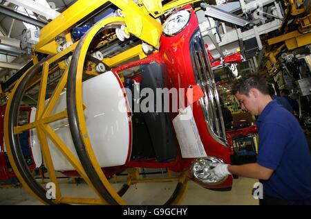 La linea di produzione del nuovo mini presso lo stabilimento BMW di Cowley, Oxford. Foto Stock