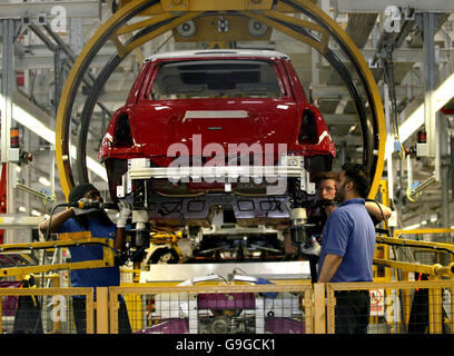 La linea di produzione del nuovo mini presso lo stabilimento BMW di Cowley, Oxford. Foto Stock