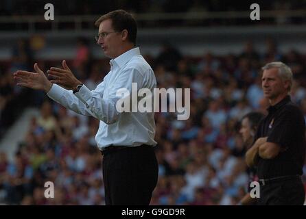 Calcio - fa Barclays Premiership - West Ham United v Newcastle United - Upton Park. Glenn Roeder, manager di Newcastle Uniteds, fornisce istruzioni alla sua squadra mentre Alan Pardew guarda su West Ham Uniteds Foto Stock