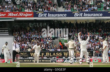 L'umpire Darrell Hair (seconda a sinistra) alza il dito dopo che lo spinner inglese Monty Panesar ha intrappolato l'Umar Gul lbw del Pakistan durante la terza giornata del quarto incontro di prova di npower al Brit Oval di Kennington, Londra. Foto Stock