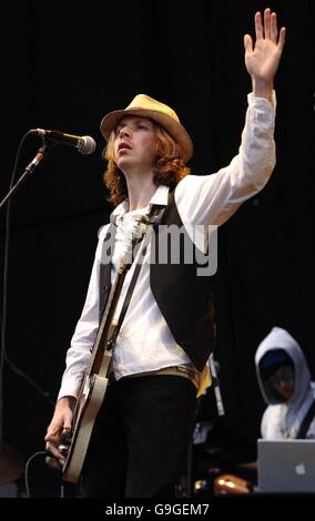 Beck si esibisce al V Festival presso l'Hylands Park di Chelmsford, Essex. Foto Stock