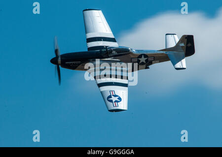 Un P-58 Guerra Mondiale ll Fighter vola in un'esibizione aerea. Foto Stock