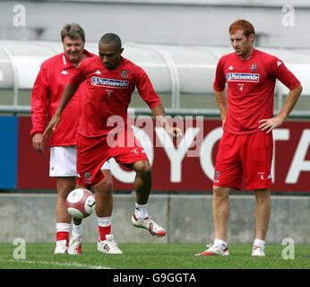 Il direttore del Galles John Toshack (a sinistra guarda Danny Gabbidon e James Collins (a destra) durante una sessione di allenamento allo Stahov Stadium, Repubblica Ceca di Praga. Foto Stock