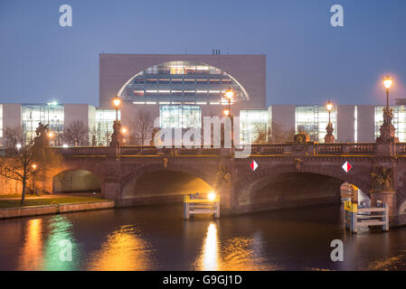 Vista del Kanzleramt di Berlino, di fronte il ponte Moltke. Foto Stock