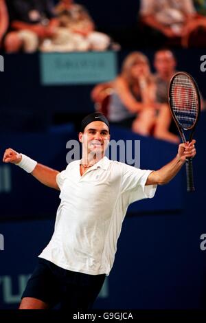 Tennis - Coppa Hopman - Perth - finale - Svizzera contro USA. Roger Federer in Svizzera festeggia la sconfitta di Jan-Michael Gambel negli Stati Uniti per vincere la Hopman Cup con la patrner Martina Hingis Foto Stock