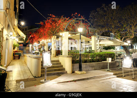 I turisti sono in Ristorante a Corfu durante il tramonto, Corfu, Grecia Foto Stock