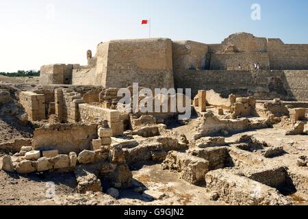Il forte del Bahrain risale al 2300 a.C. all'età del rame e del bronzo. Una volta capitale della civiltà di Dilmun. Scavi sul lato sud Foto Stock