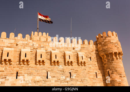 Qaitbay Fort sull isola di Pharos sulla costa mediterranea, Alessandria, Egitto Foto Stock