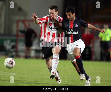 Ken Oman di Derry City e Pierre-Alain Frau di Parigi Saint Germain durante il primo turno della Coppa UEFA, prima partita allo stadio Brandywell, Derry. Foto Stock