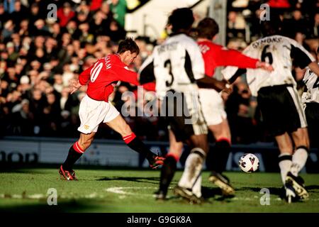 Calcio - AXA fa Cup - terzo turno - Fulham / Manchester United. Teddy Sheringham di Manchester United segna il traguardo vincente al Craven Cottage Foto Stock