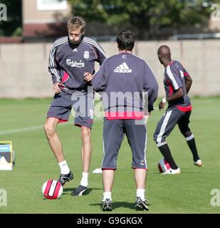 Peter Crouch di Liverpool (a sinistra) durante una sessione di allenamento a Melwood, Liverpool. Foto Stock