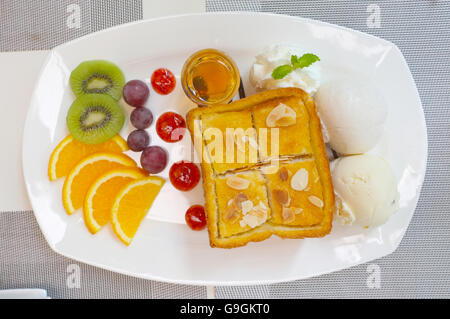 Il miele toast con frutta mista e gelato Foto Stock