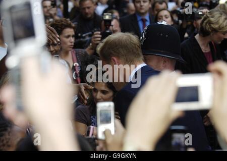 Il principe William è fotografato da membri del pubblico mentre lascia il Cambridge Ward del St Mary's Hospital, a Londra, dove ha aperto oggi un nuovo reparto di maternità. Foto Stock