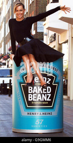 L'ex 'it-girl' Tara Palmer-Tomkinson siede su una grande lattina di fagioli cotti a Londra, Carnaby Street, per lanciare la promozione Heinz Baked Beans che invita i consumatori a scambiare i fagioli dei loro rivali con la varietà Heinz. Foto Stock