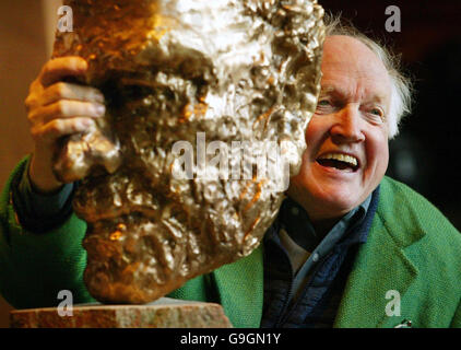 L'artista George Wylie con una delle sue sculture durante un'anteprima di una nuova mostra delle sue opere e Kenny Munro chiamata Ideas in Head alla Scottish National Portrait Gallery di Edimburgo. Lo spettacolo aprirà il 22 settembre 2006. Foto Stock