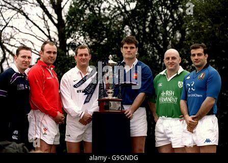 L-R: Il Capitano della Scozia Andy Nicolo, il Capitano del Galles Scott Quinnell, Richard Hill in Inghilterra, il Capitano della Francia Fabien Pelous, il Capitano d'Irlanda Keith Wood e il Capitano d'Italia Alessandro Moscardi, al lancio del Campionato delle sei Nazioni Lloyds TSB Foto Stock