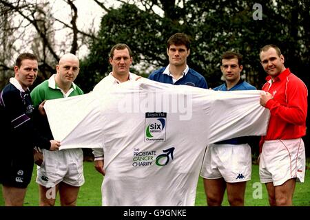 L-R: Il Capitano di Scozia Andy Nicolo, il Capitano d'Irlanda Keith Wood, Richard Hill, il Capitano di Francia Fabien Pelous, il Capitano d'Italia Alessandro Moscardi e il Capitano del Galles Scott Quinnell aiutano a lanciare la campagna di sensibilizzazione al cancro della Prostata al lancio del Lloyds TSB Six Nations Championship Foto Stock