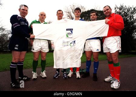 L-R: Il Capitano di Scozia Andy Nicolo, il Capitano d'Irlanda Keith Wood, Richard Hill, il Capitano di Francia Fabien Pelous, il Capitano d'Italia Alessandro Moscardi e il Capitano del Galles Scott Quinnell aiutano a lanciare la campagna di sensibilizzazione al cancro della Prostata al lancio del Lloyds TSB Six Nations Championship Foto Stock