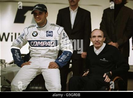 Motor Racing - Formula uno - Williams F1 BMW FW23 lancio auto - Silverstone, Inghilterra. Juan Pablo Montoya e il Team Boss Frank Williams al lancio della nuova BMW FW23 della Williams F1 a Silverstone Foto Stock