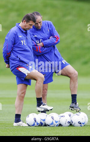 Calcio - Rangers Training - Murray Park - Glasgow. Yves Colleu, assistente manager dei Rangers (a sinistra), chiacchiera con il manager Paul le Guen, durante una sessione di allenamento al Murray Park di Milngavie. Glasgow Foto Stock