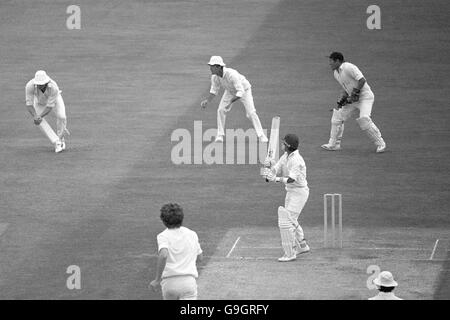 India Chetan Chauhan (seconda r) È catturato dall'inglese Ian Botham (l) al largo del bowling Di Bob Willis (secondo l) Come l'inglese David Bairstow (r) e Mike Brearley (c) guardare acceso Foto Stock