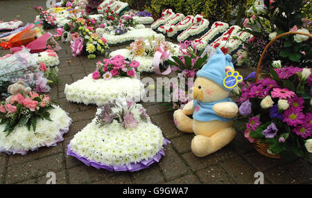 Fiori fuori Gilroes crematorio, a Leicester, al funerale per Cadey-Lee Deacon, due settimane dopo che il cinque-mese-vecchio è stato attaccato da due cani da guardia al pub Rocket in Stephenson Drive nella zona di New Parks della città, il pomeriggio di sabato 23 settembre. Foto Stock