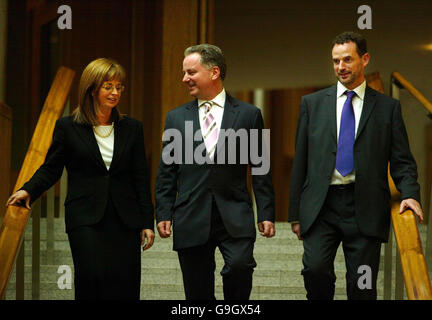 Nominato nuovo Lord Advocate Elish Angiolini QC con il primo Ministro scozzese Jack McConnell e nominato Solicitor General John Beckett QC al parlamento scozzese di Edimburgo. Foto Stock