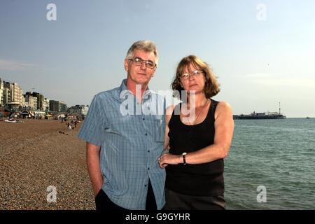 L'ex steelworker Peter Hughes, 51 anni, da Cardiff, nel Galles del Sud, sul lungomare di Brighton con la moglie Phyllis. Foto Stock