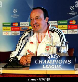 Calcio - Liverpool Training - Eindhoven.. Rafael Benitez, direttore di Liverpool, durante una conferenza stampa al Philip Stadion, Olanda. Foto Stock