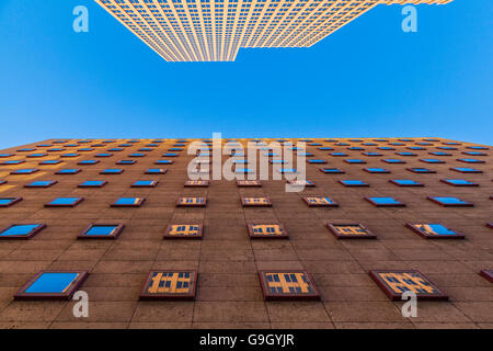 Banca di edificio americano riflessioni in windows di Bob Casey Federal Courthouse costruzione lungo la strada - al tramonto Foto Stock