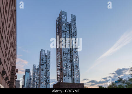 "Anche Meraviglie' - bambini art display a Wortham Center in downtown Houston Foto Stock