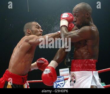 Il pugile britannico Junior Witter, (a sinistra), di Bradford, atterra il pugile americano DeMarcus Corley durante la partita dei pesi leggeri WBC ad Alexandra Palace, Londra. Foto Stock