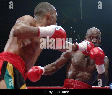 Il pugile britannico Junior Witter, (a sinistra) da Bradford atterra un pugile di sinistra sul mento del pugile americano DeMarcus Corley durante la partita dei pesi massimi leggeri WBC ad Alexandra Palace, Londra. Foto Stock