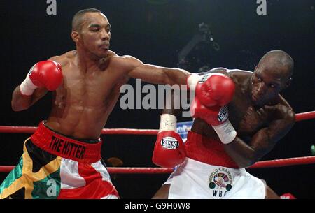 Great Britain's Junior Witter (a sinistra) in azione con il DeMarcus Corley degli Stati Uniti durante la partita di WBC a peso leggero all'Alexandra Palace, Londra. Foto Stock