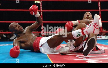 Junior Witter (a destra) della Gran Bretagna si scontra con DeMarcus Corley degli Stati Uniti durante la partita di titoli WBC Light-Heavyweight ad Alexandra Palace, Londra. Foto Stock