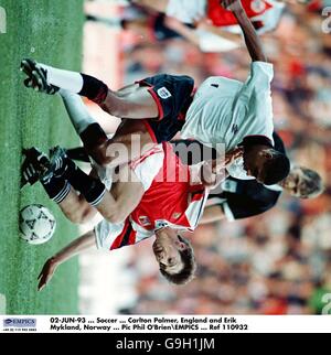 Carlton Palmer in Inghilterra ed Erik Mykland, Norvegia, combattono per la palla Foto Stock