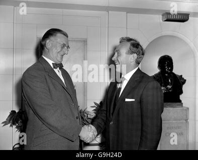 (L-R) il segretario dell'Arsenale Bob Wall dà il benvenuto a Highbury al nuovo direttore Billy Wright Foto Stock