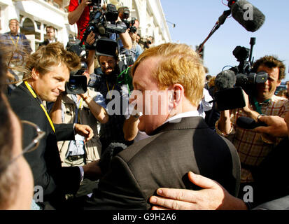 Una mischia di media circonda l'ex leader del Partito liberaldemocratico Charles Kennedy e la sua moglie Sarahat la conferenza annuale del partito a Brighton. Foto Stock