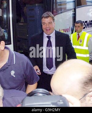 Il Bolton Manager, Sam Allardyce, scola dal suo autobus di squadra al Bescot Stadium, davanti al tonights Carling Cup, seconda partita di round tra Walsall e Bolton Wanderers. L'ASSOCIAZIONE DI STAMPA Sam Allardyce è dovuta alla presenza nel programma Panorama della BBC 'Football's Dirty Secrets' che viene trasmesso stasera. Foto. Data foto: Martedì 19 settembre 2006. Il credito fotografico dovrebbe essere: PA. . Foto Stock