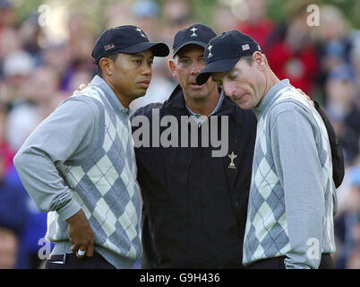 USA il capitano Tom Lehman incoraggia i suoi giocatori al primo tee durante il primo giorno della Ryder Cup al K-Club, Co Kildare, Irlanda. Data foto: Venerdì 22 settembre 2006. Match One, Fourballs: USA Tiger Woods e Jim Furyk contro Europa Padraig Harrington e Colin Montgomerie. Il credito fotografico deve essere: Rui Vieira/PA Foto Stock