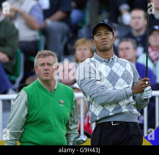 USA's Tiger Woods si tee via guardato dal Colin Montgomerie d'Europa durante il primo giorno della Ryder Cup al K-Club, Co Kildare, Irlanda. Data immagine: Venerdì 22 settembre 2006. Match One, Fourballs: USA's Tiger Woods e Jim Furyk contro Europa Padraig Harrington e Colin Montgomerie. Il credito fotografico dovrebbe essere: Rui Vieira/PA Foto Stock