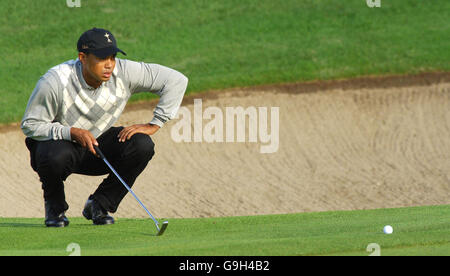 USA's Tiger Woods si allinea un putt sul nono verde durante il primo giorno della Ryder Cup al K-Club, Co Kildare, Irlanda. Data immagine: Venerdì 22 settembre 2006. Match One, Fourballs: USA's Tiger Woods e Jim Furyk contro Europa Padraig Harrington e Colin Montgomerie. Il credito fotografico dovrebbe essere: Rui Vieira/PA Foto Stock