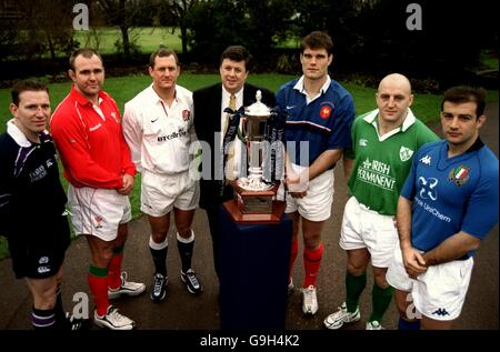 Il capitano della Scozia Andy Nicolo, il capitano del Galles Scott Quinnell, Richard Hill, direttore del marchio e dell'Emarketing di Lloyds TSB Alan Gilmour, il capitano francese Fabien Pelous, il capitano irlandese Keith Wood e il capitano italiano Alessandro Moscardi si aggirano intorno al trofeo del Campionato delle sei Nazioni Foto Stock