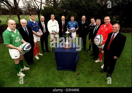 (L-R) Capitano d'Irlanda Keith Wood, Coach irlandese Brian o'Brien, Capitano francese Fabien Pelous, Coach francese Bernard Laporte, Richard Hill in Inghilterra, Coach inglese Clive Woodward, Capitano d'Italia Alessandro Moscardi, allenatore italiano Brad Johnstone, Capitano di Scozia Andy Nicol, coach scozzese Ian McGeechan, Il capitano del Galles Scott Quinnell e l'allenatore del Galles Graham Henry si aggirano intorno al trofeo Six Nations Championship Foto Stock