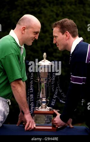 Il capitano irlandese Keith Wood (l) va testa a testa con Il capitano della Scozia Andy Nicolo (r) nel campionato delle sei nazioni trofeo Foto Stock