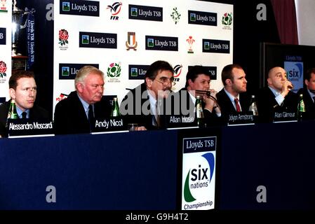 (L-R) il capitano della Scozia Andy Nicolo, il presidente del comitato delle sei Nazioni Allan Hosie, Jolyon Armstrong, il direttore del marchio e dell'Emarketing di Lloyds TSB Alan Gilmour, il capitano del Galles Scott Quinnell e il capitano irlandese Keith Wood alla conferenza stampa Foto Stock