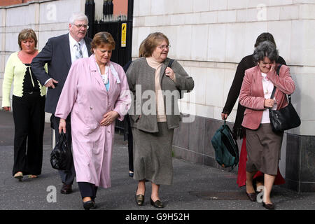 Michael Gallagher, che ha perso suo figlio Aidan, nel bombardamento di Omagh, arriva con altri membri della famiglia a Belfast Crown Court. Foto Stock