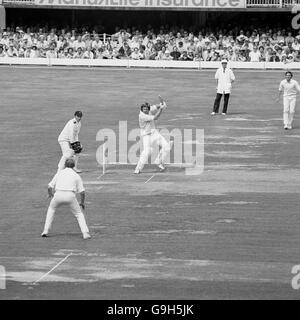 Cricket - Gillette Cup - finale - Somerset v Sussex - Lord's. Ian Botham di Somerset (terzo l) tagli quadrati Foto Stock